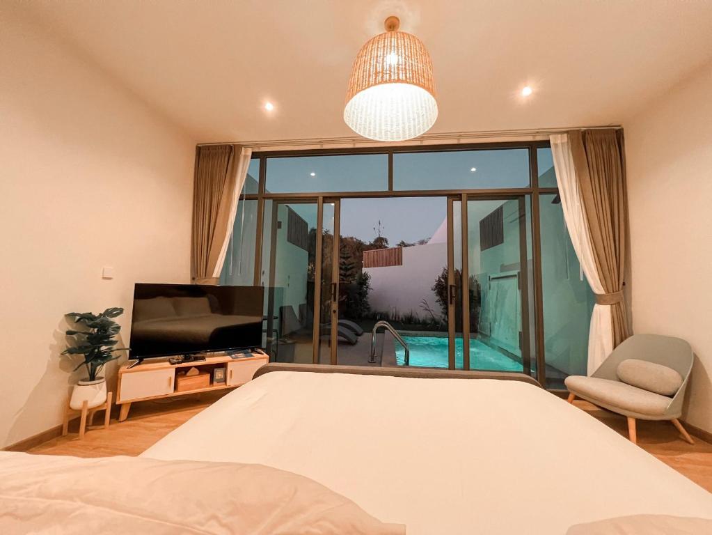 TV a/nebo společenská místnost v ubytování The X10 private pool villa khaoyai SHA Certified เขาใหญ่
