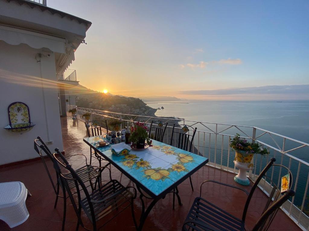 uma mesa numa varanda com vista para o oceano em MAR-ISA Amalfi Coast em Vietri