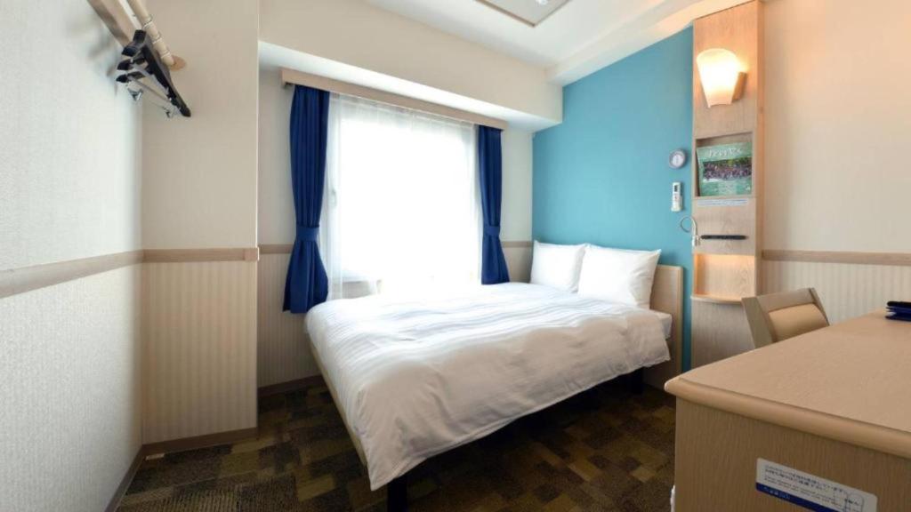 Postel nebo postele na pokoji v ubytování Toyoko Inn Yokohama Shiei-chikatetsu Center Minami-eki