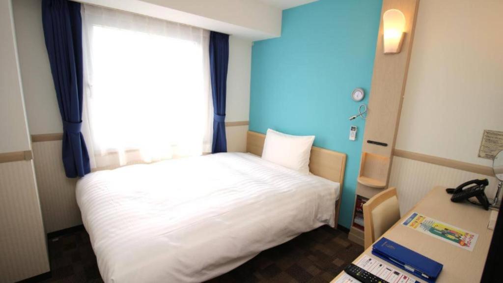 Postel nebo postele na pokoji v ubytování Toyoko Inn Yokohama Shiei-chikatetsu Center Minami-eki