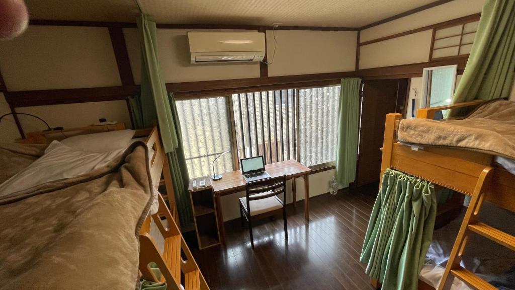 Postel nebo postele na pokoji v ubytování Guesthouse KYOTO COMPASS