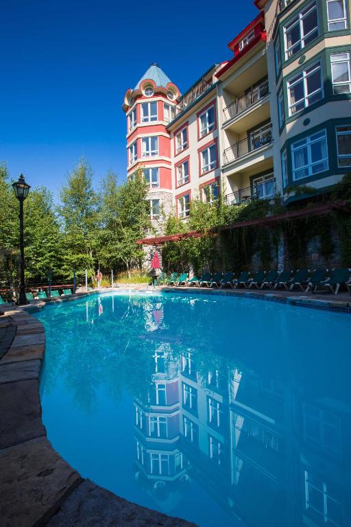 a large swimming pool in front of a building at Sommet Des Neiges in Mont-Tremblant