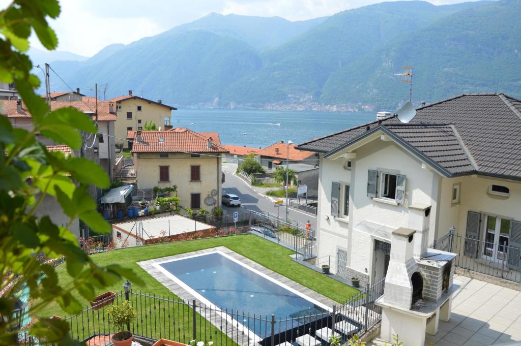 una villa con piscina in città di White suite - Jacuzzi, Swimming pool & Lake view a Lezzeno