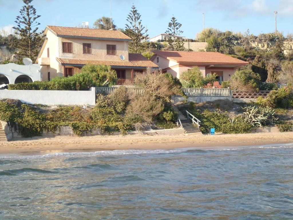 uma casa na praia junto à água em Villa Eva sul Mare area "A" em Pozzallo