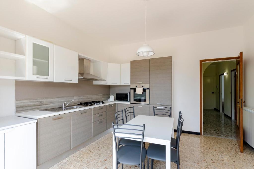 Kuchyňa alebo kuchynka v ubytovaní JOIVY Family Flat with 3 Balconies, 10 Min to Beach