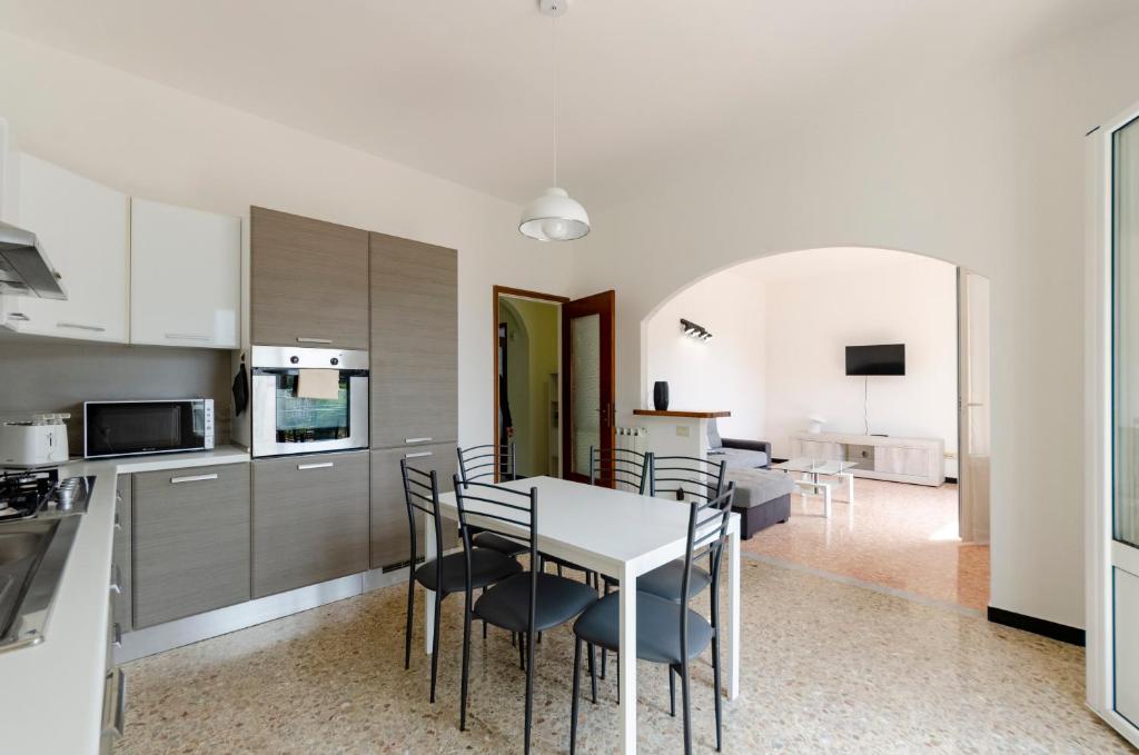 Kuchyňa alebo kuchynka v ubytovaní JOIVY Family Flat with 3 Balconies, 10 Min to Beach