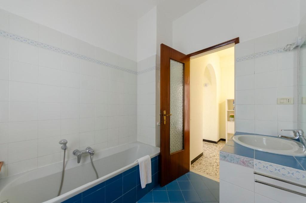 Kúpeľňa v ubytovaní JOIVY Family Flat with 3 Balconies, 10 Min to Beach