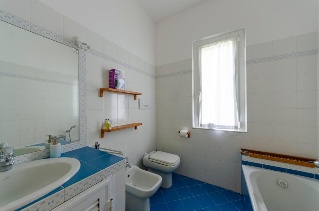 Kúpeľňa v ubytovaní JOIVY Family Flat with 3 Balconies, 10 Min to Beach