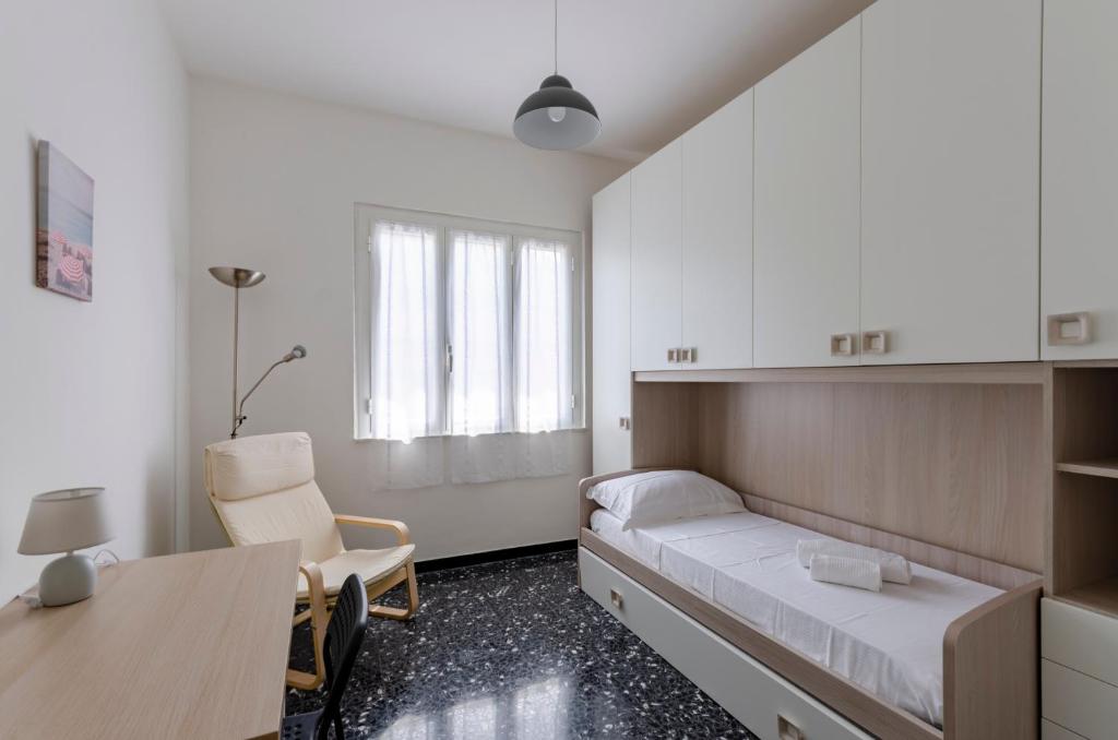 Posteľ alebo postele v izbe v ubytovaní JOIVY Family Flat with 3 Balconies, 10 Min to Beach