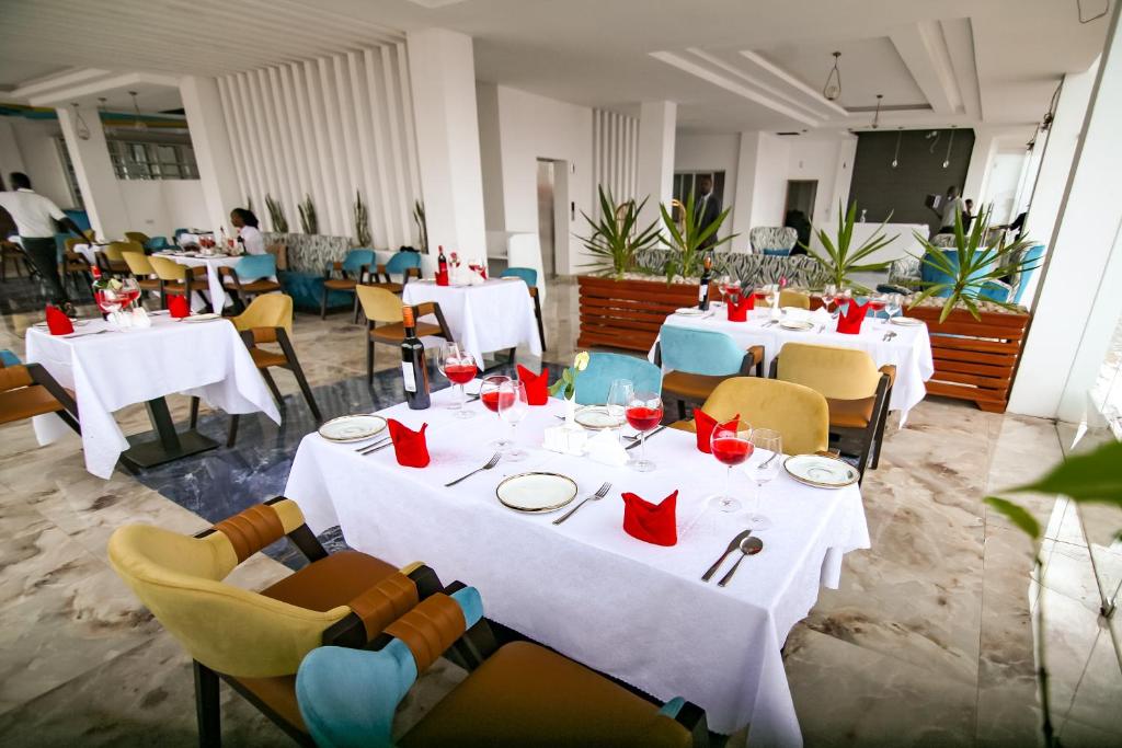 Restaurace v ubytování The Warwick Hotel, Nanyuki Kenya
