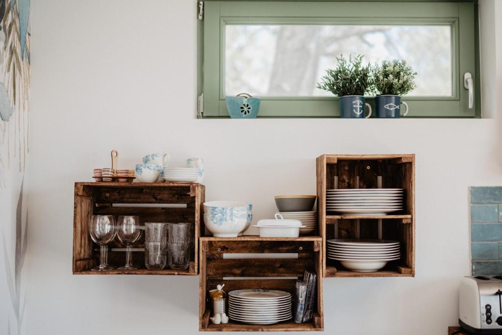 A kitchen or kitchenette at Cukormadár Vendégház Lovas