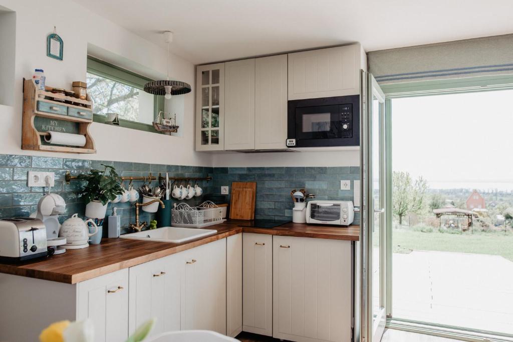 A kitchen or kitchenette at Cukormadár Vendégház Lovas