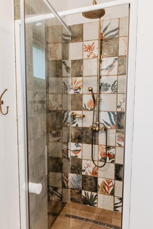 A bathroom at Cukormadár Vendégház Lovas