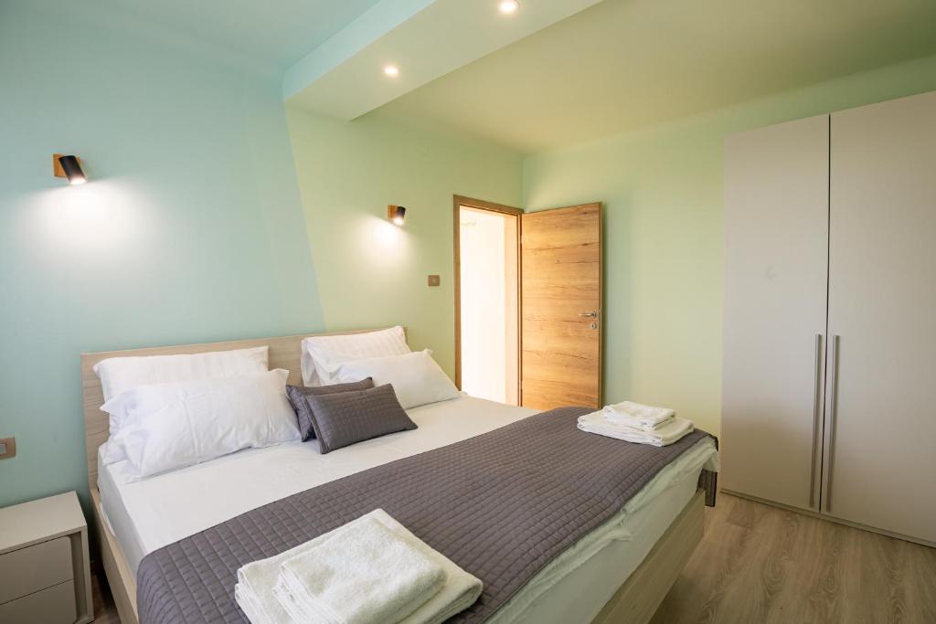 Postel nebo postele na pokoji v ubytování Adriatic Bay Apartments