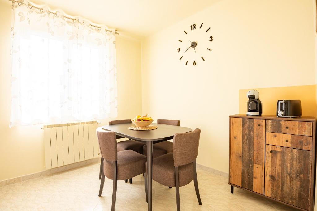 Příslušenství pro přípravu čaje a kávy v ubytování Adriatic Bay Apartments