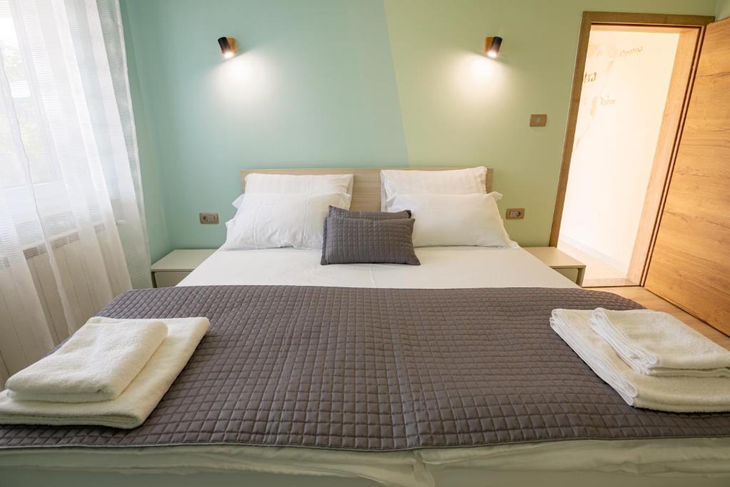 Postel nebo postele na pokoji v ubytování Adriatic Bay Apartments