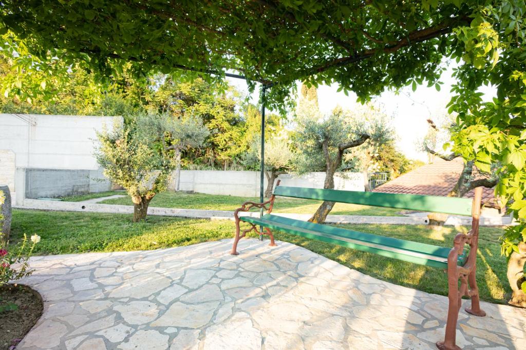Bazén v ubytování Adriatic Bay Apartments nebo v jeho okolí