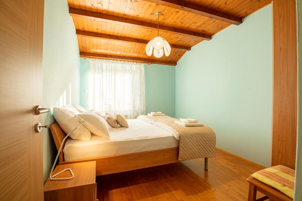 Postel nebo postele na pokoji v ubytování Adriatic Bay Apartments