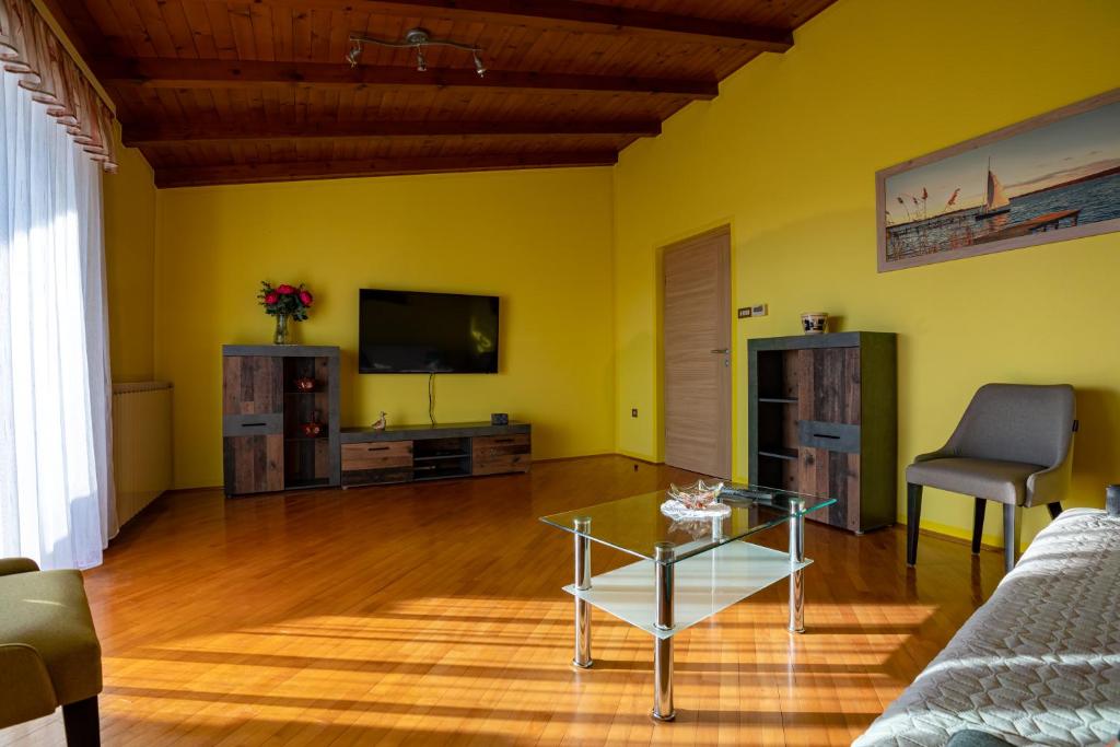 TV a/nebo společenská místnost v ubytování Adriatic Bay Apartments