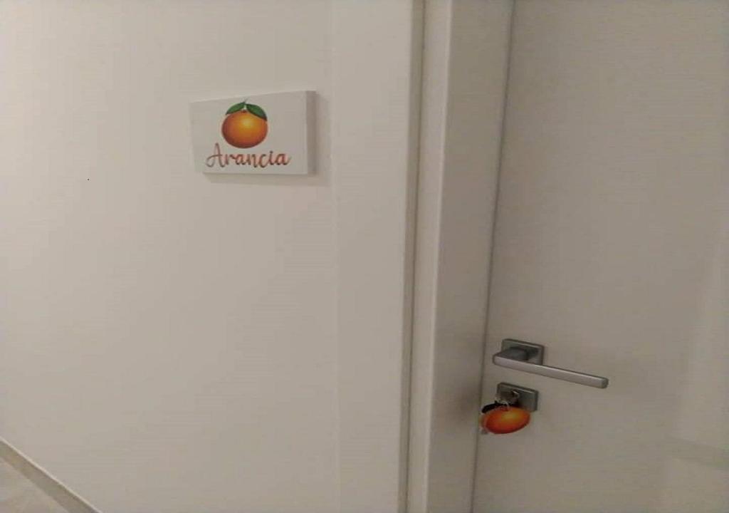 uma porta com uma maçã e laranjas em Locazione turistica Totaro em Vico del Gargano