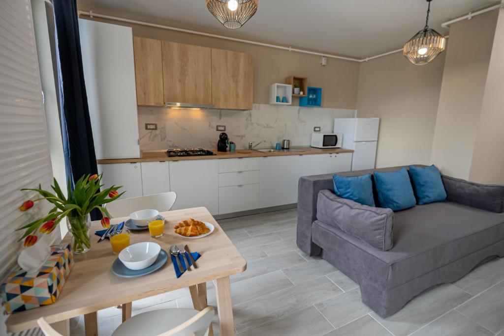 O bucătărie sau chicinetă la Mamaia Nord Nest Deluxe - pool n playground