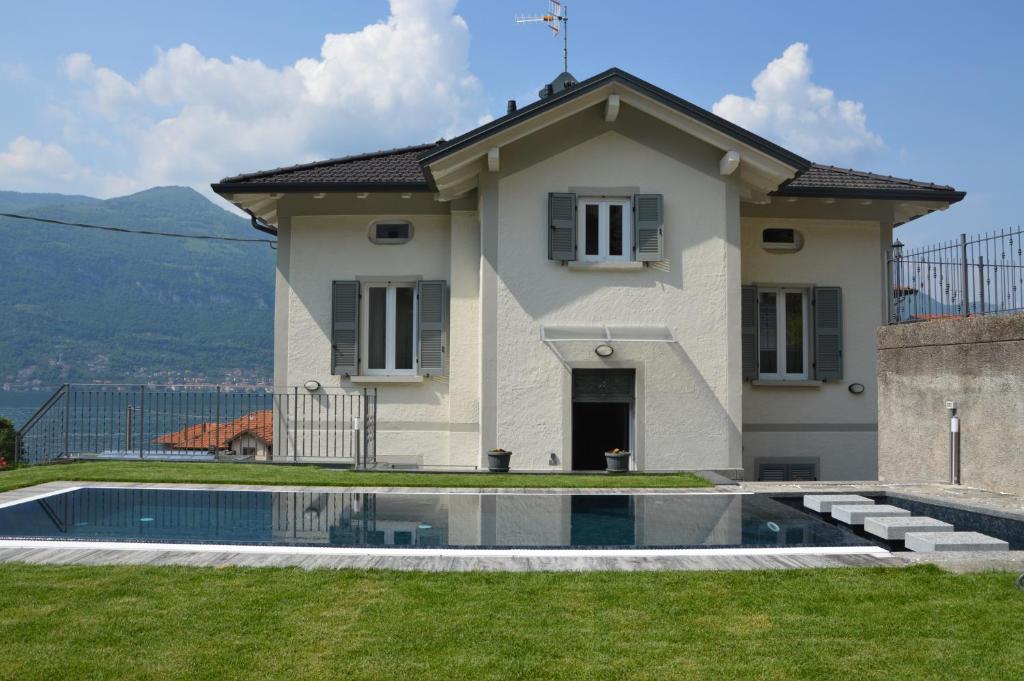 uma casa com piscina no quintal em Lescen White Residence - Lake View em Lezzeno