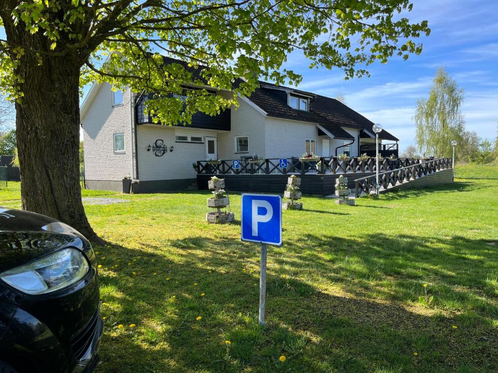 ユングビューにあるStegemans Horse hotel and Country Lodgeの家の前の青い駐車標識
