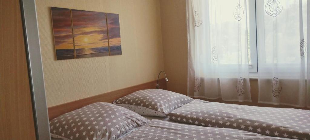 Postel nebo postele na pokoji v ubytování moderne 3-Raum Ferienwohnung Strandmöwe mit Panoramafenster