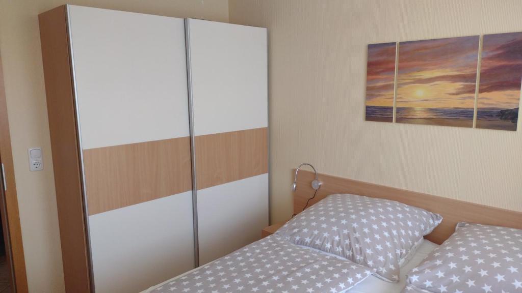 Postel nebo postele na pokoji v ubytování moderne 3-Raum Ferienwohnung Strandmöwe mit Panoramafenster