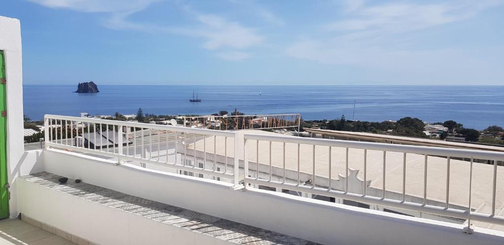 balcón con vistas al océano en Da Luciano, en Stromboli