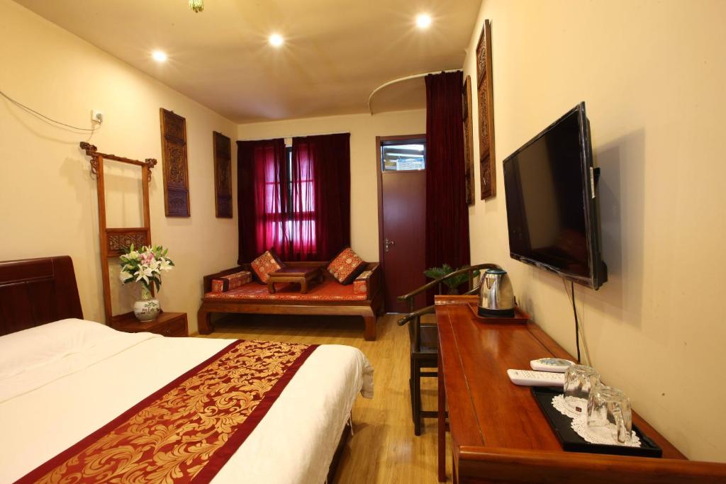 TV a/nebo společenská místnost v ubytování Beijing Yue Bin Ge Courtyard Hotel