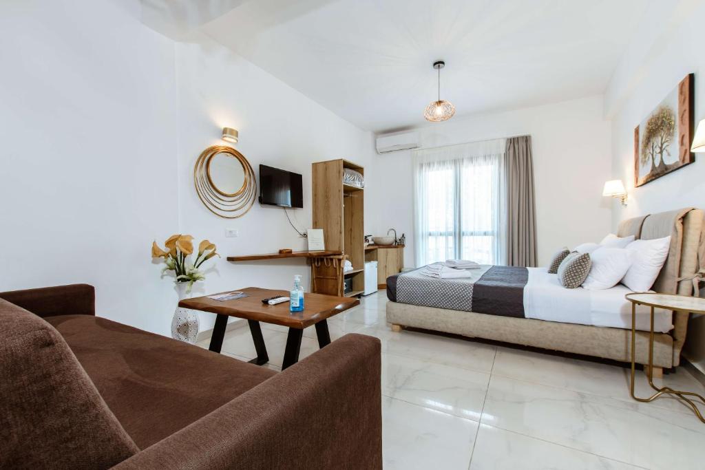 Postel nebo postele na pokoji v ubytování Deluxe Suites