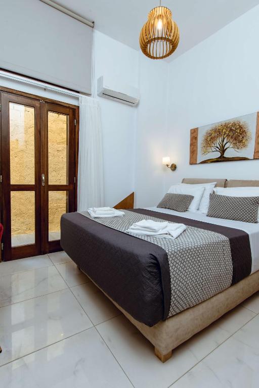 Postel nebo postele na pokoji v ubytování Deluxe Suites