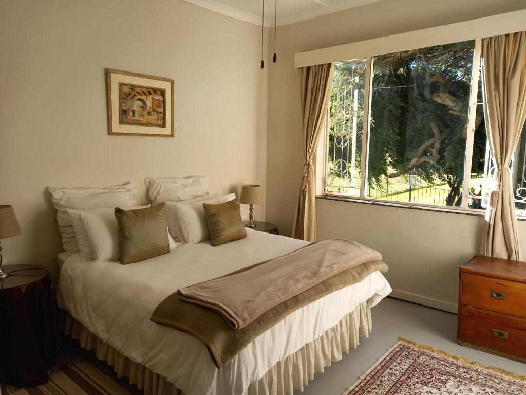 sypialnia z dużym łóżkiem i oknem w obiekcie Valhalla Ranch w mieście Dundee