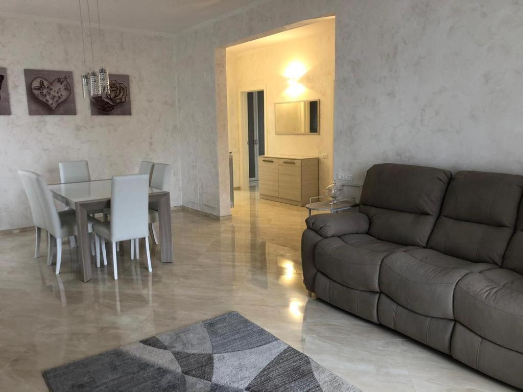 een woonkamer met een bank en een tafel bij Casa Vacanze Luigi&Maria in Pontremoli