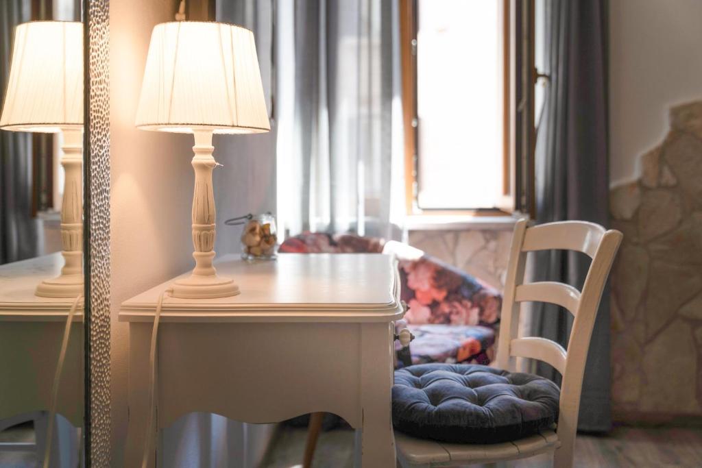 un tavolo con una lampada e una sedia con una culla di Casa Albina a Rovigno (Rovinj)