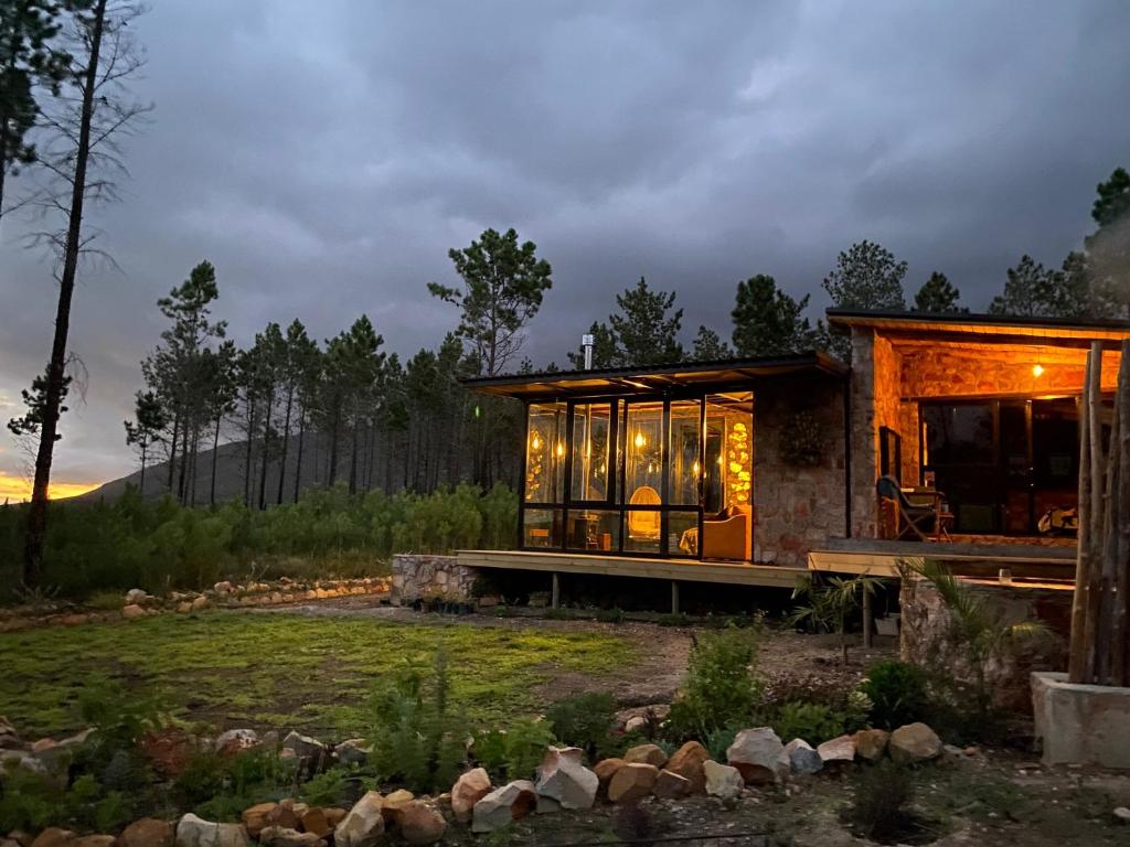 een tiny house met veel ramen bij Krakeelpoort Herberg in Botrivier