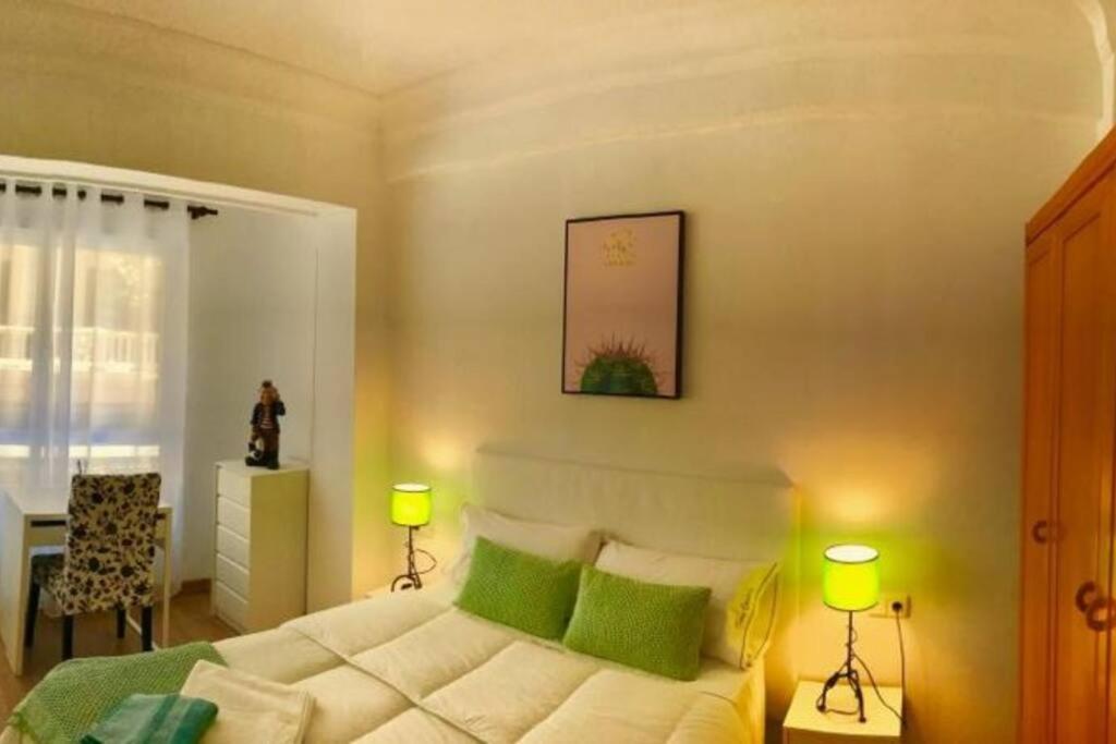 Posteľ alebo postele v izbe v ubytovaní Apartamento junto a la playa de gros ESS02373