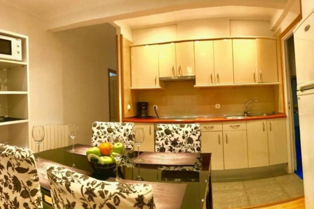 Kuchyňa alebo kuchynka v ubytovaní Apartamento junto a la playa de gros ESS02373