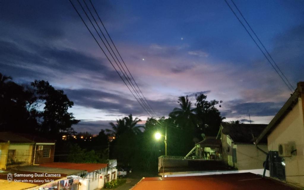 uma vista nocturna de uma casa com uma luz de rua em HOMESTAY AINNUR SEMARAK em Tawau