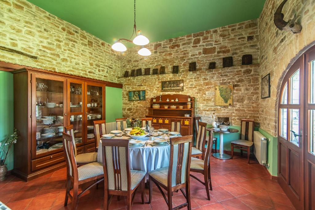 Reštaurácia alebo iné gastronomické zariadenie v ubytovaní Villa Murva