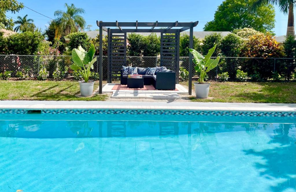 una piscina en un patio con pérgola en El Dorado Pool House, en Cabo Coral