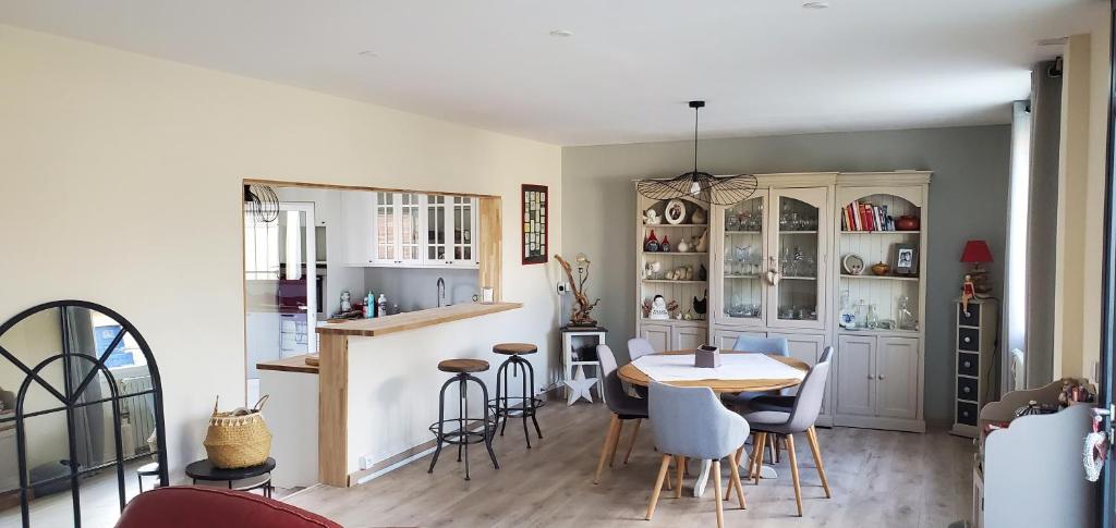une cuisine et une salle à manger avec une table et des chaises dans l'établissement Chez Stephane et Sylvie, au Mans