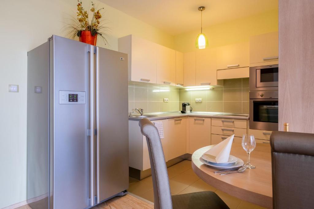 Kuchyňa alebo kuchynka v ubytovaní MyFlat Club 218 D1-1 Wellness Apartment