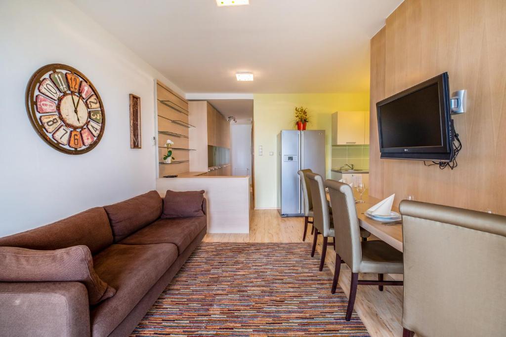 Televízia a/alebo spoločenská miestnosť v ubytovaní MyFlat Club 218 D1-1 Wellness Apartment