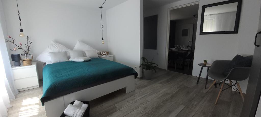 Posteľ alebo postele v izbe v ubytovaní Apartamenty Pod Uwalonym Dębem
