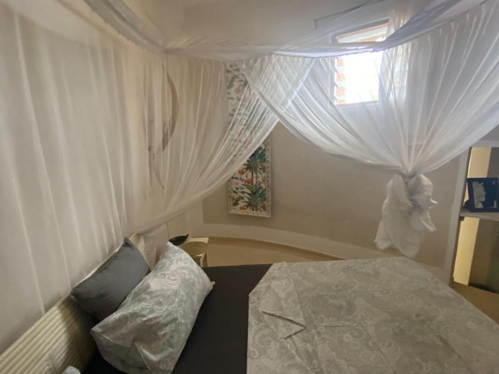Postel nebo postele na pokoji v ubytování Watamu Shell House