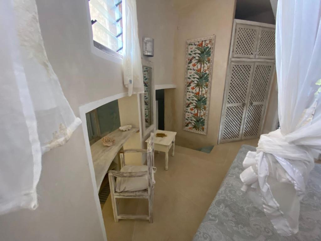 TV a/nebo společenská místnost v ubytování Watamu Shell House