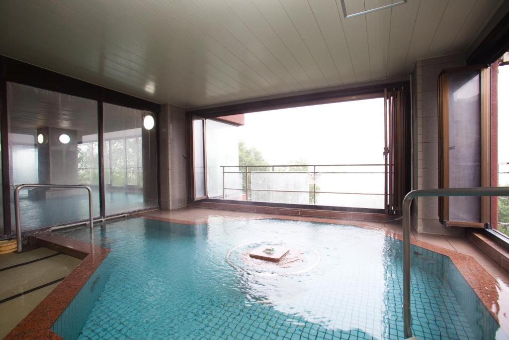 Bazén v ubytování Shiga Kogen Hotel Shiga Sunvalley nebo v jeho okolí