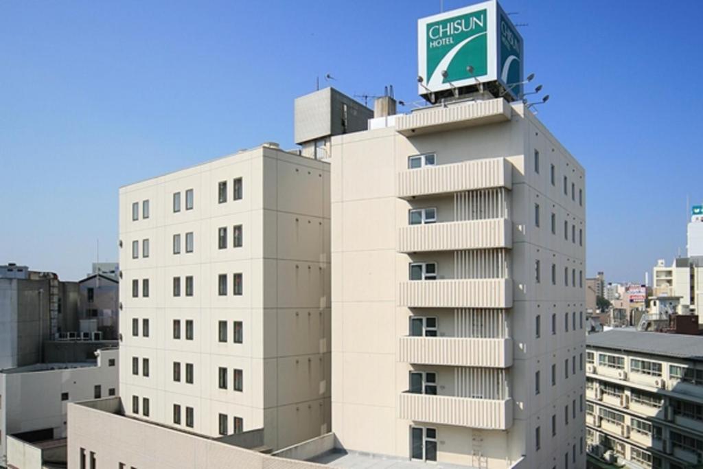 郡山市にあるチサンホテル郡山の上に看板がある建物